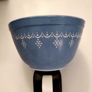 Pyrex 1.5 pint Vintage Snowflake Garland 401 Mixing or Baking Bowl